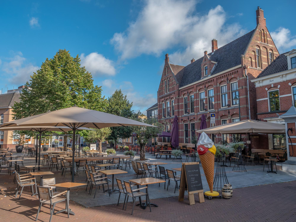 Bruges, place et terrasses de café au soleil