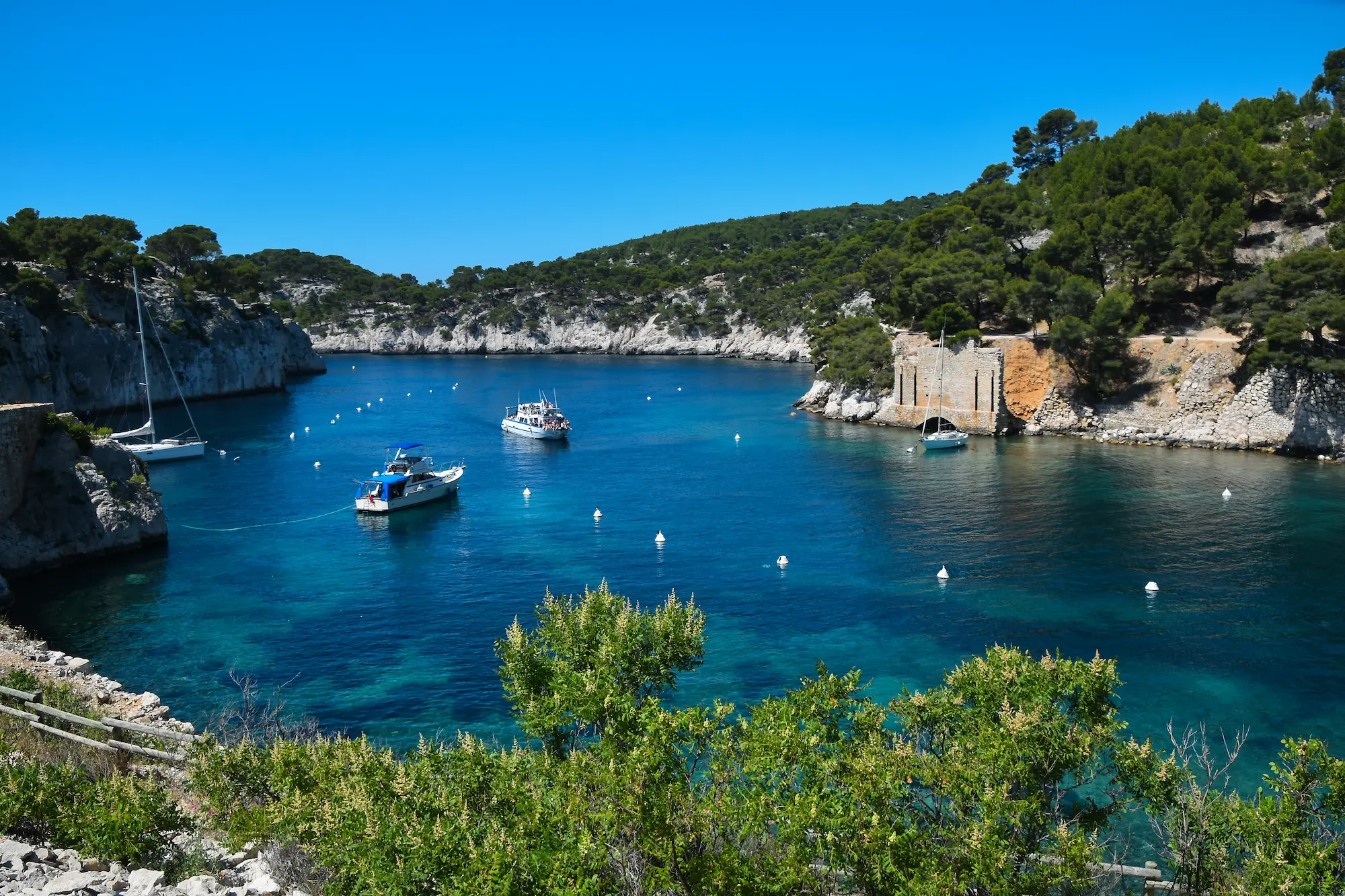 Calanque mediterraneenne aux eaux turquoise